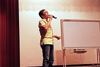 從表演藝術笑談人際溝通,相聲瓦舍負責人宋少卿昨晚在馬祖「演」講。(圖/文:邱竟瑋)