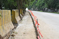　北竿鄉全島要利用主要道面路肩建置約6000公尺長的人行步道。（圖／文：陳鵬雄＞）