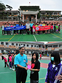炎夏在即,台電馬祖區處由處長洪松華前往介壽國中小,舉辦「珍惜能源、節約用電」校園用電安全暨節約用電宣導活動,受到師生們的熱情歡迎;也順道發放今年電力開發獎助學金。(圖/文:曹重偉)