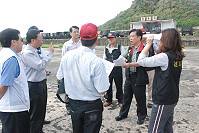 　縣議會第5屆第5次定期大會縣政考察昨前往西莒直升機場，瞭解修繕需求。（圖／文：邱竟瑋）