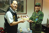 　縣議會第5屆第5次定期大會昨天縣政考察，拜訪莒光地區指揮部，該部特製了「莒光蛋糕」迎賓。（圖／文：邱竟瑋）