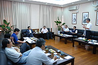 　縣議會再度邀請縣府針對新臺馬輪的結構設計進行簡報，特別是到底要設置左舷還是右舷跳板部分，議員堅持現行左舷設計優於右舷，交通局則以人、車、貨動線分離作考量；縣長楊綏生指示交通局進行評估，比較優缺點再做最後決策。（圖／文：劉秋月）