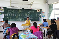　東莒國小六年級小朋友在班導師鄭惠琴帶領下，挑戰教育電臺「活力閱讀101」競賽，5月31日評選委員親臨學校，經多重測驗後成功獲得6000元獎金。（圖／文：林冰芳）