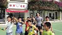 敬恆國中小自去年開始引進民俗雜技-撥拉棒,由台灣專業教師啟發,地區教師傳授,讓孩子學習操控3根棒子,做出基本與花式變化。(圖:敬恆國中小提供)