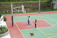 仁愛國小新校舍運動場完成設置,學童興奮試用。(圖/文:邱竟瑋)