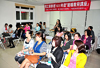 為加強新住民婦女教養能力,外配家庭服務中心特邀請到伊甸社會福利基金會新住民家庭服務中心主任朱莉英抵馬指導,透過「親子教養秘笈」,營造和諧的親子關係。(圖/文:曹重偉)