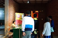 　2012公視假日電影院每週六提供大家優質影片欣賞，但不管介壽堂或民俗文物館請勿入內飲食，影響他人舒適觀賞的權益。（圖／文：劉秋月）