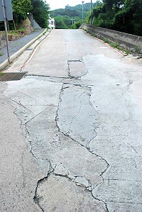 南竿體育館至介壽村白馬公園段道路破損不平,影響人車安全,縣府已爭取到經費重新施作。(圖/文:邱竟瑋)