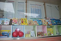 仁愛國小把新校舍的公布欄設計成圖書牆,以贈書為獎勵吸引同學喜歡閱讀。(圖/文:邱竟瑋)