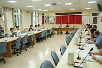 「建造新島際交通船地方說明會」昨天傍晚於縣府舉行,各方代表針對客貨運輸功能、旅客舒適性與吊車設計表示關切。(圖/文:邱竟瑋)