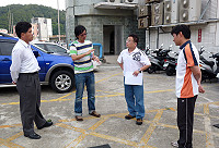 　連江縣消保官陳奕誠會同建設局長曹爾元及馬祖油品供應公司人員，實地檢測福澳及東引加油站。（圖：連江縣政府提供）