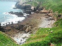　「海現龍闕」所在的圓圓澳，堆積有不少海漂垃圾。（圖／文：陳其敏）