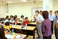 縣長楊綏生與秘書長劉羽茵前往馬中基測考場探視,致贈加菜金為考生加油打氣。(圖/文:邱竟瑋)