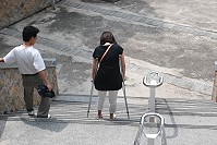 行動不便家長堅持陪考,陪孩子走辛苦的升學路。(圖/文:邱竟瑋)