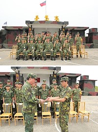 (上圖)馬防部指揮官任中將在北指部指揮官章將軍陪同下,於端節前夕慰問島上官兵的辛勞並合影留念。(下圖)指揮官頒發端節加菜金與禮品犒慰官兵的辛勞與付出並提前預祝島上戍守官兵端午佳節愉快。(圖/文:毛揚之)