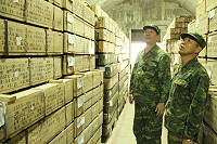 　防衛部指揮官任中將在莒指部指揮官黃將軍陪同下，視導西莒彈庫庫儲設備。（圖／毛揚之、文／黃俊勝）