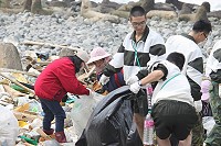 東引指揮部日前與鄉公所一同前往中柱橋實施淨灘活動,除喚起防區內軍民重視環境的意識,更以積極的行動保護環境。(圖/文:王敏旭)