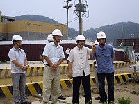 縣長楊綏生昨天走訪福澳碼頭,了解「馬祖港福澳碼頭區後續工程」情形,截至6月10日為止,實際進度41.44%,較原定超前了4.62%。(圖:縣府工務局提供)