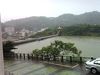　馬祖昨下午大雨傾洩而下，勝利水庫水溢流，庫面滿載。（圖：連江縣自來水廠姜祖揚提供）