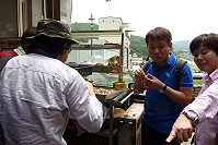 　國內餐飲界名人－王品集團董事長戴勝益日前抵馬勞軍，對於馬祖的海產頗感興趣。（圖：軍友社馬祖連絡組提供）