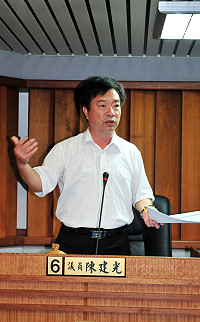 議員陳建光進行質詢。(圖/文:曹重偉)