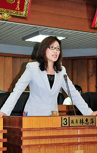 議員林惠萍進行質詢。(圖/文:曹重偉)