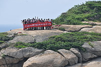 　登島領證。（圖／文：陳鵬雄）