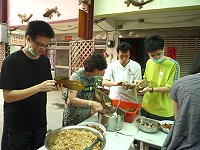 東莒社區健康營造中心邀請民眾包出健康粽。(圖:東莒健康營造中心提供)