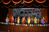 介壽附幼畢業典禮節目表演木偶神像,逗趣且歡樂洋溢。(圖: 陳其平提供)