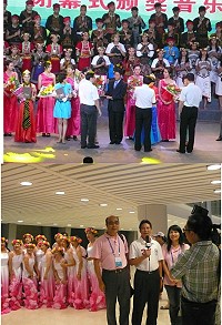(上圖)兩馬合唱團在第五屆海峽合唱節活動獲頒銅茉莉,由參議王忠銘代表上台領獎。(下圖)馬祖雅韻合唱團首度的參賽備受矚目,決賽結束後媒體爭相訪問。(圖:文化局提供)