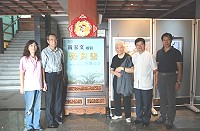 　早年曾在東引服務的黃家文先生，今年已經88歲，特別致贈民俗文物館六幅近年來創作的骨貝畫，縣長楊綏生代表地方致贈感謝狀，充滿創意的作品，值得鄉親前往一探究竟。（圖／文：劉秋月）
