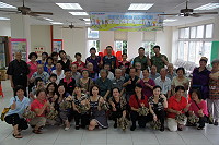 　桃園縣馬祖同鄉會與桃園縣八德市瑞發社區照顧關懷據點，19日舉行端午節活動，藉由包粽子關心年長的旅台鄉親。（圖：桃園縣馬祖同鄉會提供）