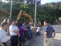 　縣府與自來水廠、鐵板社區發展協會及縣議員李金梅會勘鐵板村雨水集水池和污水處理設施。（圖／文：邱竟瑋）