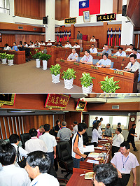 　議長陳貴忠敲下議事槌，象徵縣議會第5屆第5次定期大會圓滿劃下句點；縣府官員們紛紛起身向議員們握手致意感謝支持與指教。（圖／文：曹重偉）