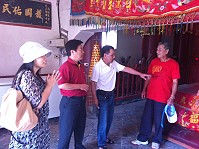福正天上聖母廟神像修復工作,由福正人人稱福州師吳春華(右二)接手。(圖:文化局提供)