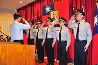 連江縣慶祝101年度警察節,由副縣長陳敬忠表揚績優員警及資深獎章。(圖/文:曹重偉)