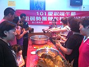 連江縣台灣原住民文化發展協會21日在介壽村舉辦端午節包粽活動,主要是製作台灣北部粽。(圖:連江縣台灣原住民文化發展協會提供)