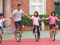 「倒立先生」黃明正,再度進駐東引國中小校園傳授獨輪車技藝。(圖:東引國中小提供)