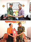 (上圖)東引指揮部指揮官賀將軍致贈端節禮品,感謝東引鄉馮鄉長一直以來的支持與協助。(下圖)指揮官賀將軍致贈禮盒、關懷問候榮民鄭伯伯,提醒注意身體健康。(圖/文:邱偉倫)