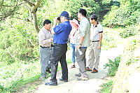 　農委會參事顏仁德一行在縣府建設局陪同下視察大坵梅花鹿生態。（圖／文：陳鵬雄）