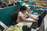 101年度公務人員特種考試身心障礙人員考試放榜,馬祖女青年陳筱茵金榜題名,笑容可掬與細心勤奮是縣府同仁對她的印象。(圖/文:邱竟瑋)