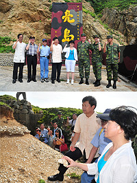 文化部長龍應台實地走訪已完成發掘的「島尾遺址1」及通過補助正規劃發掘的「島尾遺址2」,考古成果令她震撼,對島上豐沛軍事景點資源也是讚不絕口。(圖/文:曹重偉)