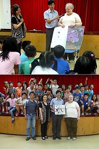 　東引國中小圖書館成立A I T 贈書專櫃， A I T 發言人裴士蓮（Sheila  paskman）專程參加，並為小朋友說英語繪本故事。（圖／文：陳其敏）