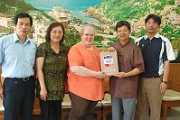 美國在台協會(AIT)發言人裴士蓮(Sheila Paskman)昨拜會縣長楊綏生,致贈「中美合作」紀念專輯給縣府。(圖/文:邱竟瑋)