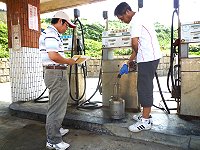 　東引加油站油量計檢查， 6支加油槍都達到合格標準。（圖／文：陳其敏）