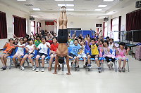 　倒立先生黃明正與塘岐師生共同分享追求夢想的心路歷程 。（圖／文：陳鵬雄）