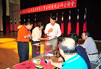 連江縣地方性公民投票案第1案公投電視公辦公聽會將於今天15:00於介壽堂舉辦,正方意見代表為車正國、曹順官、張龍光,反方意見代表為王花俤、林惠萍、葉智魁,兩方將於現場抽籤決定發言先後;縣選委會主任委員陳敬忠特別前往會場視察及進行預演,確定各程序之順暢,對各項準備工作表示滿意。(圖/文:曹重偉)