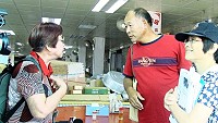 　反賭博合法化聯盟昨天上午到南竿鄉介壽獅子市場等處發放文宣，與贊成設觀光賭場的&#22338;里村長狹路相逢，吸引台灣媒體拍攝。（圖：台灣反賭博合法化聯盟提供）