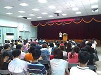 縣長楊綏生昨天出席連江縣101年全縣教師研習始業式,感謝師長對地區教育工作推動的辛勞與熱忱,讓有限的資源發揮了最大的效益,也藉由不斷學習不一樣教學方式,提升孩子們學習興趣及成效。(圖/文:劉秋月)