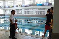　民眾陳情泳池水質不佳造成學生起紅疹過敏，副議長曹以標昨天前往珠螺游泳池瞭解情況，要求進行改善。（圖／文：劉秋月）